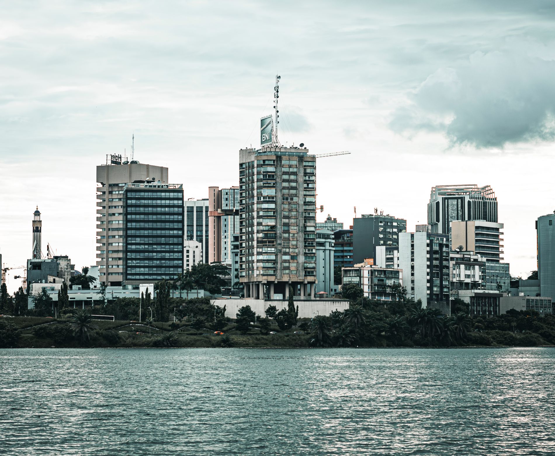 Immeubles d’Abidjan au bord de la lagune Ébrié
