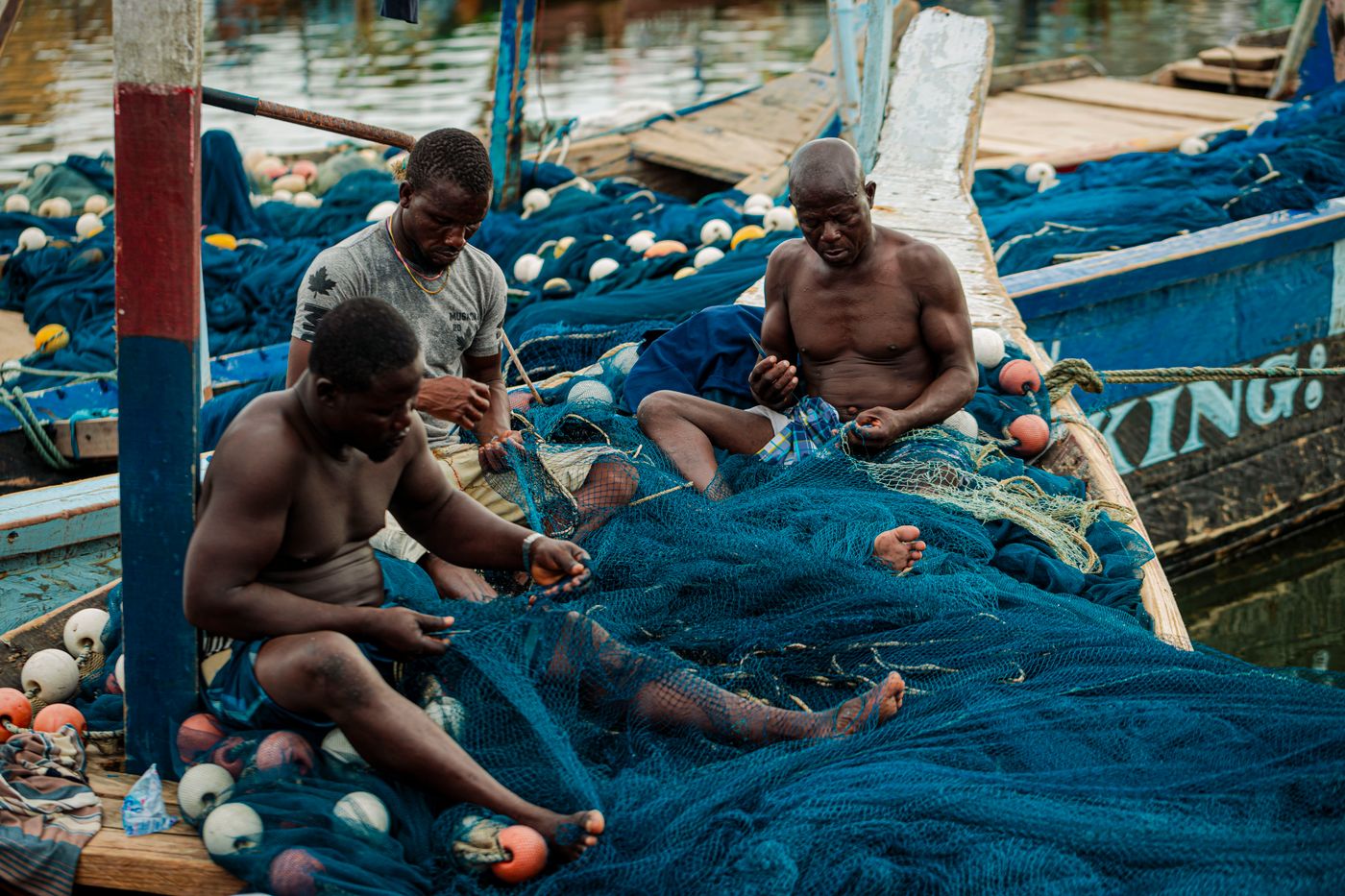 Pêcheurs réparant leurs filets à Tema, Ghana