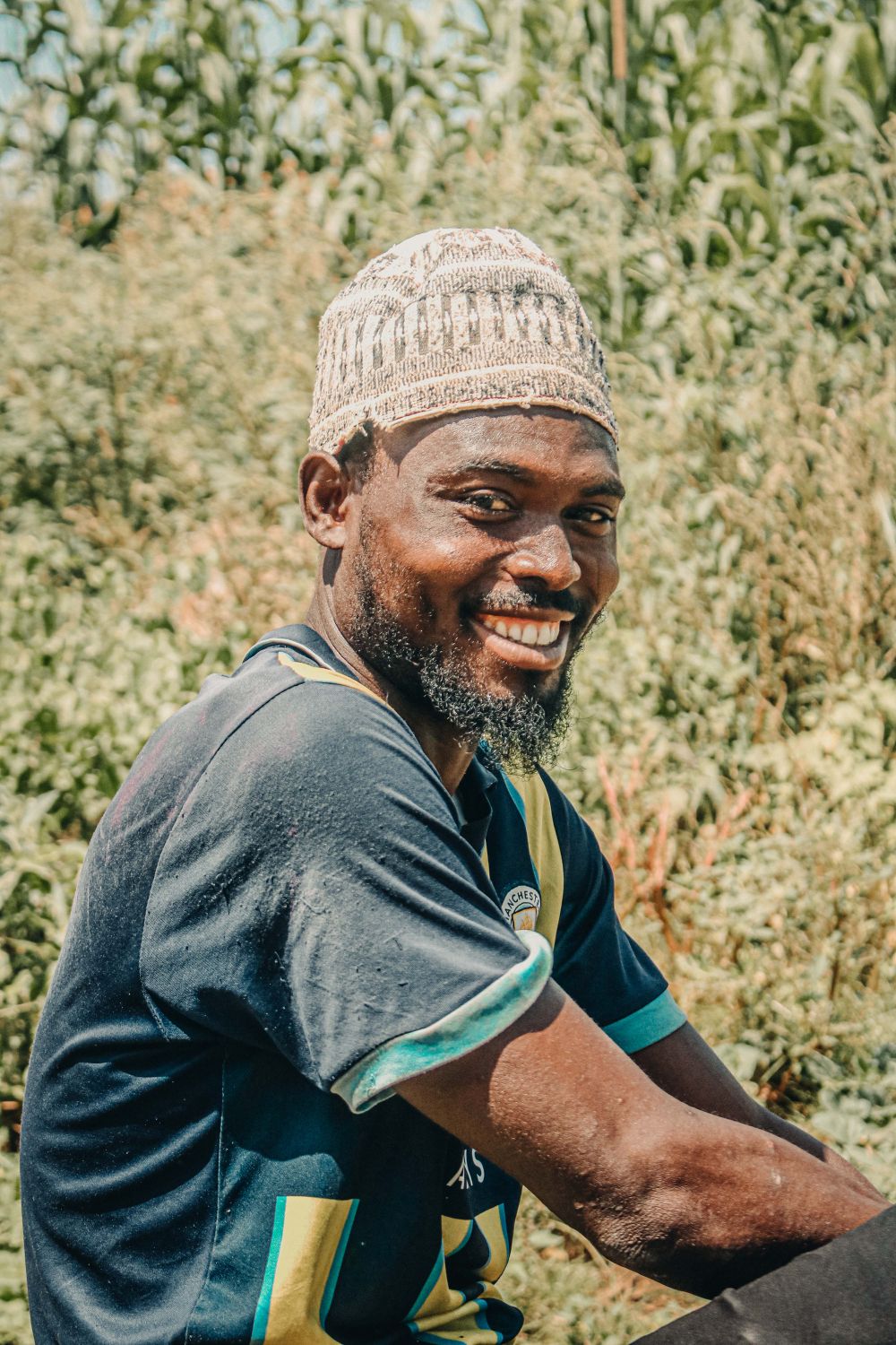 Producteur agricole souriant dans son champ, Nigeria
