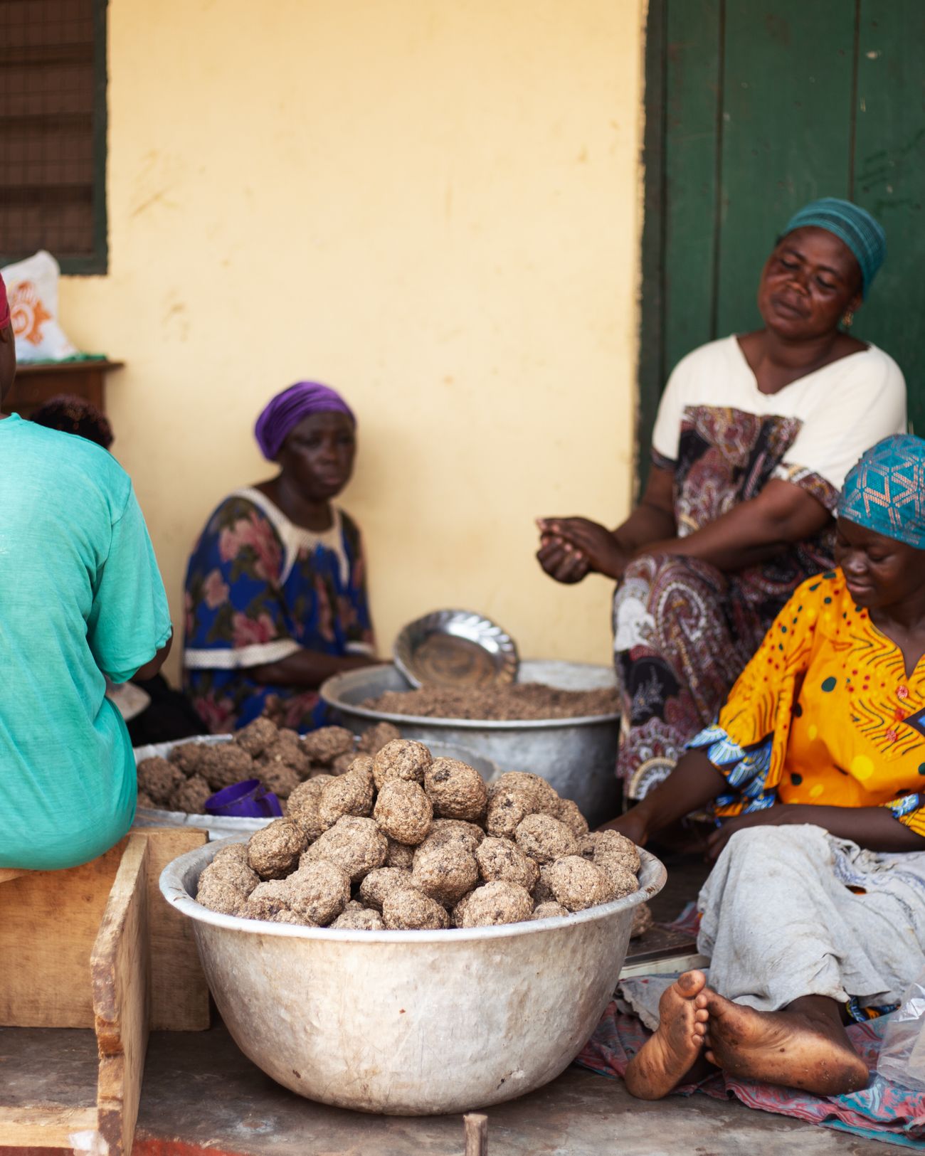 Femmes transformant des produits agricoles à Tamale, Ghana