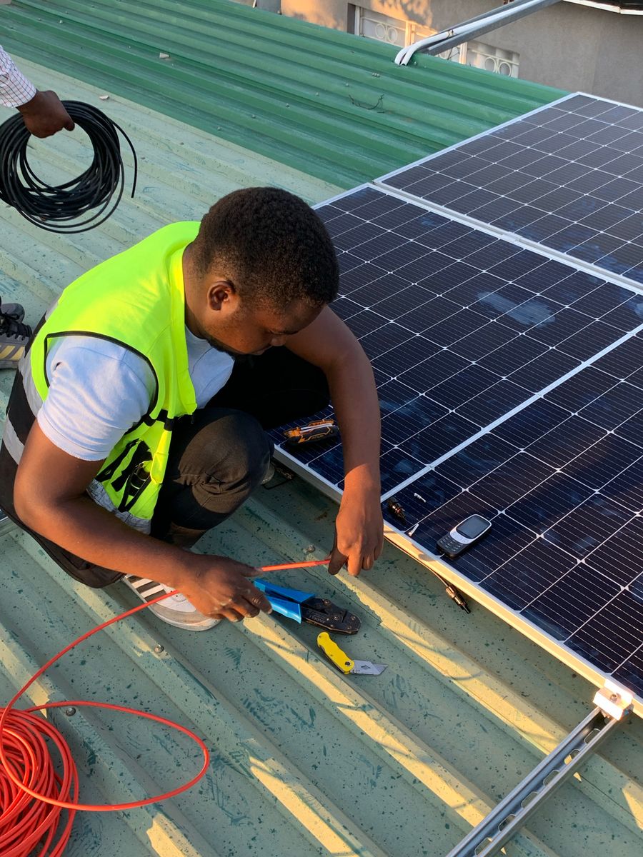 Technicien installant des panneaux solaires
