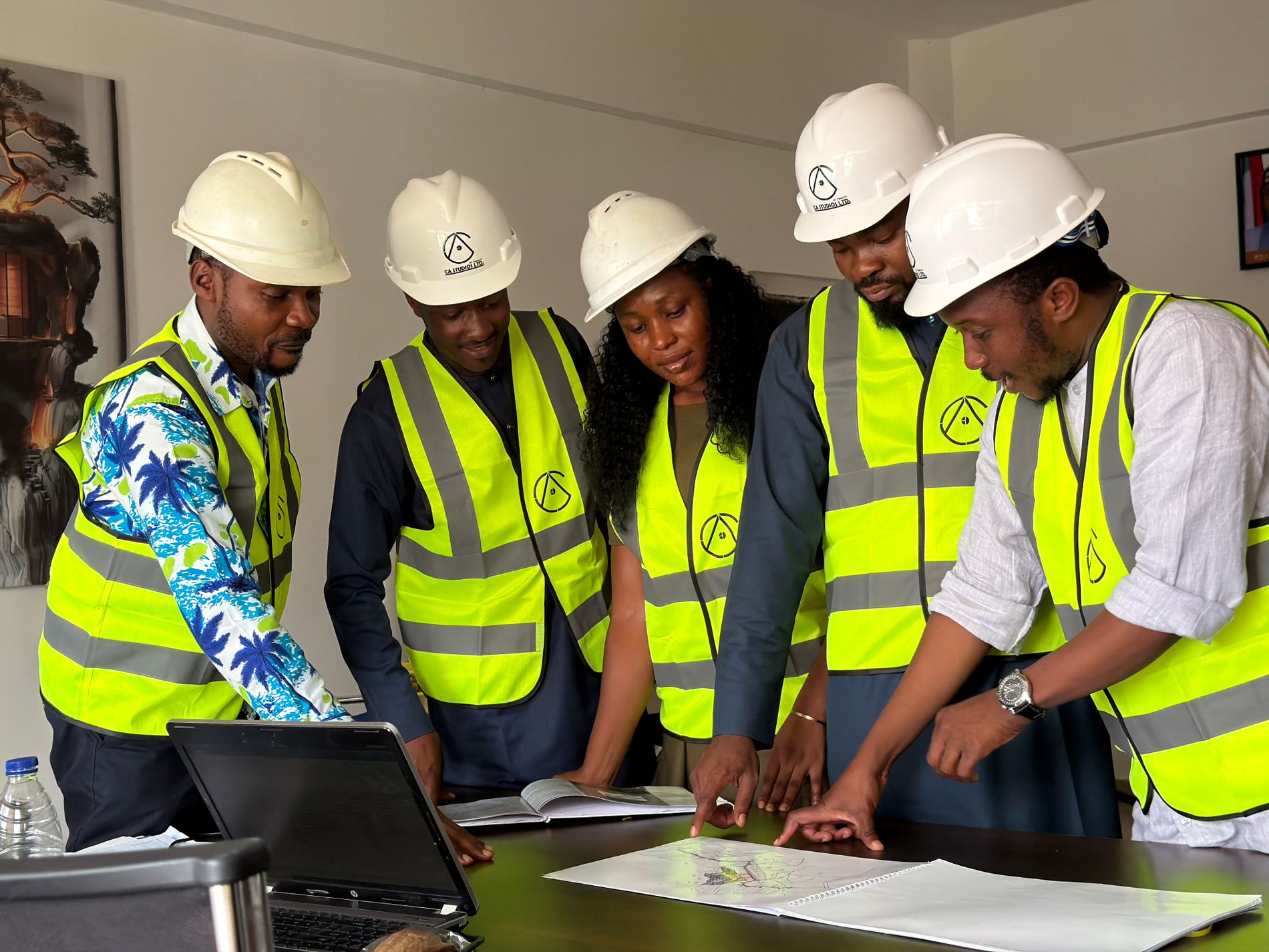 Équipe d’ingénieurs en casque et gilet étudiant des plans à Abuja