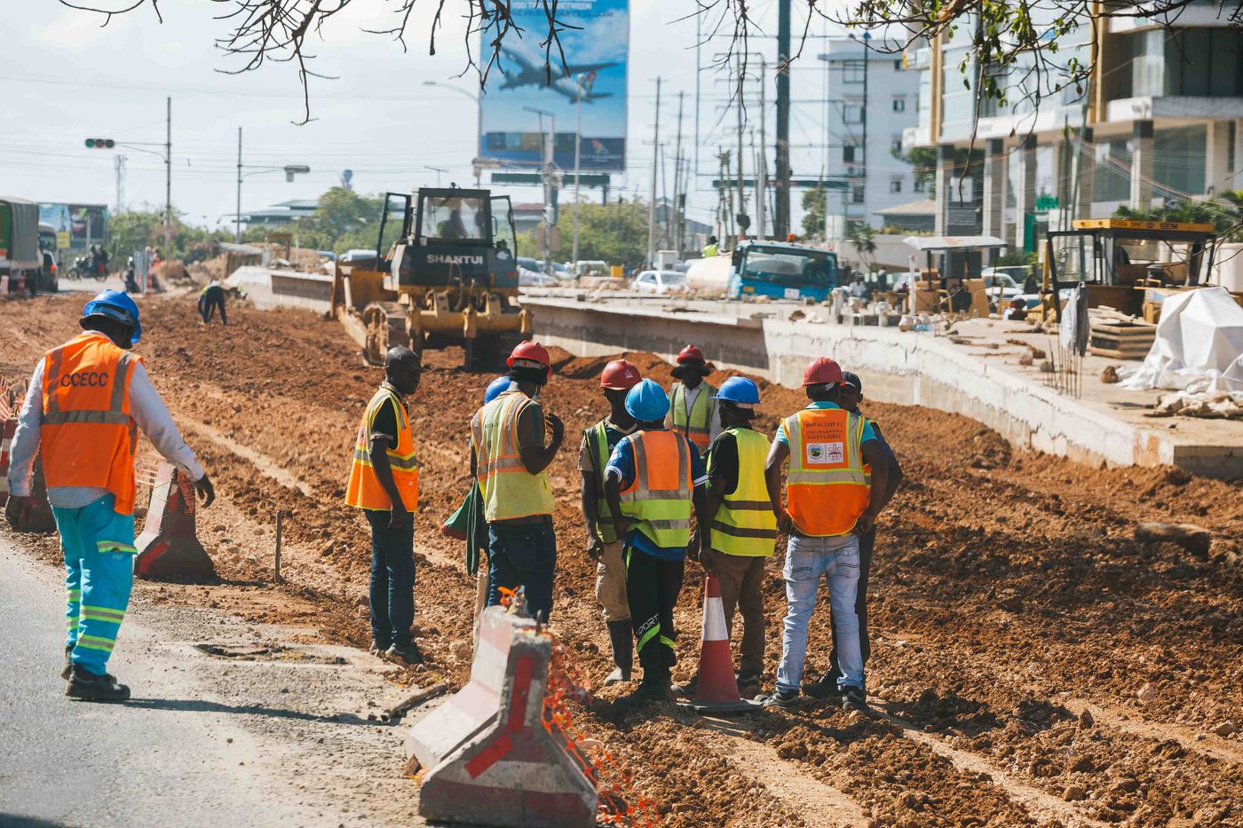Ouvriers sur un chantier routier en Tanzanie