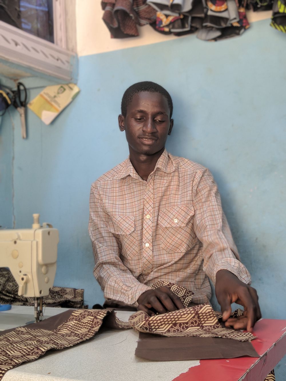 Tailleur au travail dans son atelier à Maiduguri, Nigeria