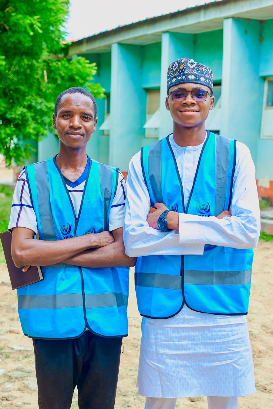Deux enquêteurs en gilet à Katsina, Nigeria
